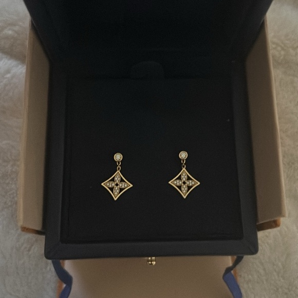 Louis Vuitton 18K Diamond Idylle Blossom Drop Earrings - Picture 4 of 5